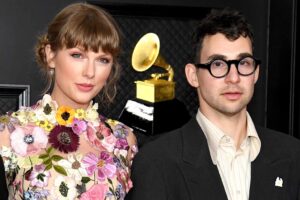 Taylor Swift e o produtor Antonoff no tapete do grammy.