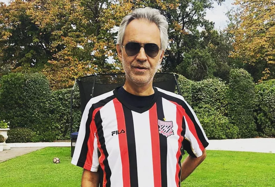 Andrea Bocelli brilhou e marcou em um dos momentos mais emocionantes já presenciados em um estádio de futebol recentemente. Afinal, quem não se sentiu arrepiado com a belíssima homenagem do renomado tenor a Claudio Ranieri, no imponente King Power, logo após a histórica conquista da Premier League pelo Leicester. Foi, sem dúvida, como o desfecho perfeito de um conto de fadas estrelado pelo humilde time da cidade de Leicester. Após esse momento memorável, ficou certo que Bocelli tenha estreitado seus laços com o clube inglês. Entretanto, sua verdadeira paixão no futebol continua inabalável, como ele mesmo confessou em uma entrevista (via trivela): a Internazionale.