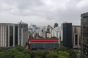 Visto do MASP (ao centro) e do Edifício Pietro Maria Bardi (à direita, preto). (Foto: Leonardo Finotti)