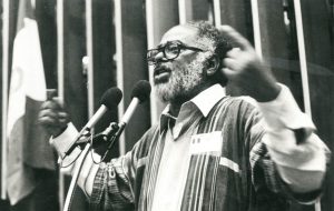 Abdias Nascimento discursa em convenção do Partido Democrático Trabalhista (PDT) realizada no Congresso Nacional, em 1982 | Acervo Ipeafro