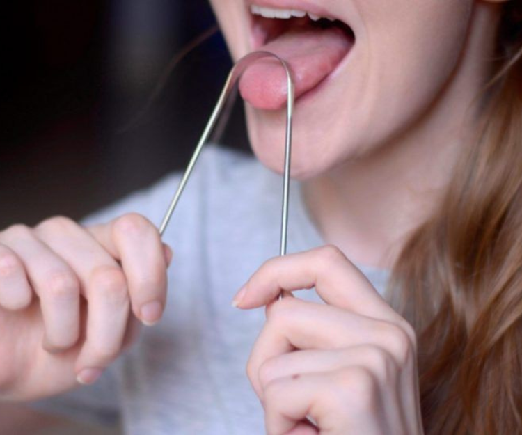 Raspar a língua: método é realmente eficaz para a higiene bucal ...